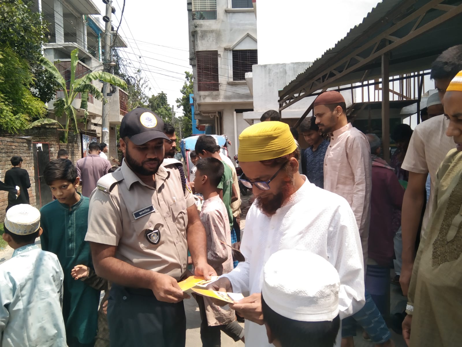 চাঁপাইনবাবগঞ্জে মাদকবিরোধী সচেতনতায় ডিএনসি’র লিফলেট বিতরণ