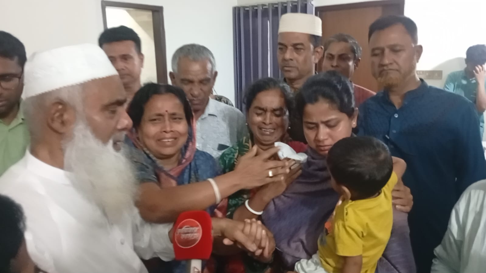 বুলেট বৈরাগীর পরিবারের সাথে দেখা করলেন মনিরুল হক চৌধুরী