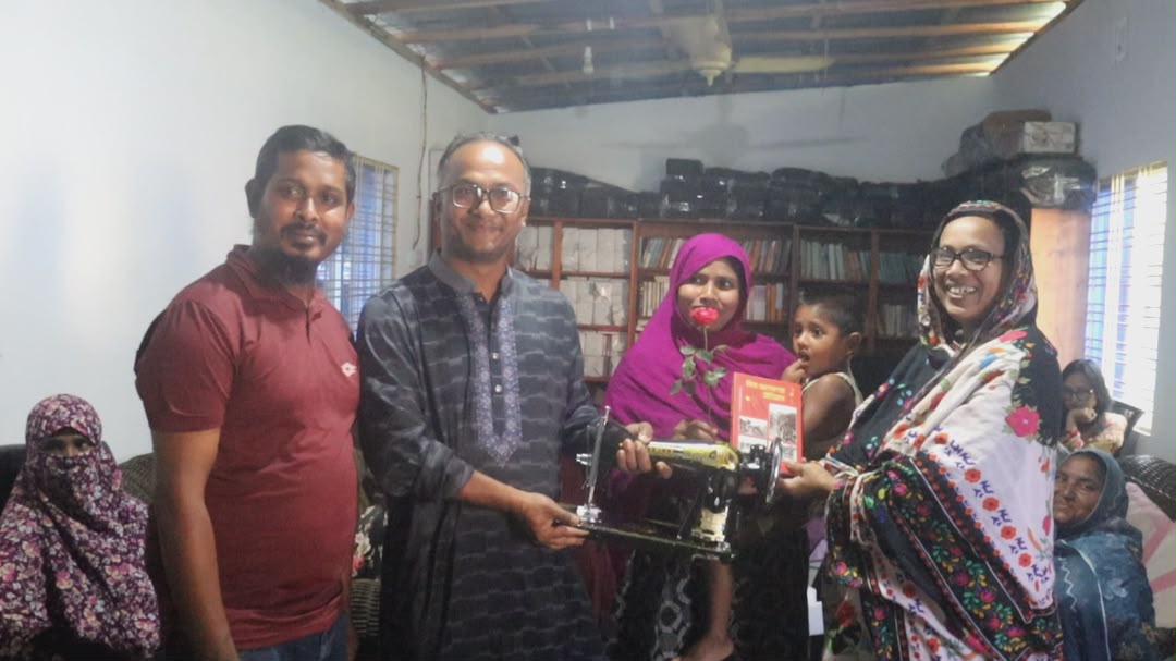 পঞ্চগড়ে মা দিবসে অস্বচ্ছল মায়েদের সেলাইমেশিন উপহার