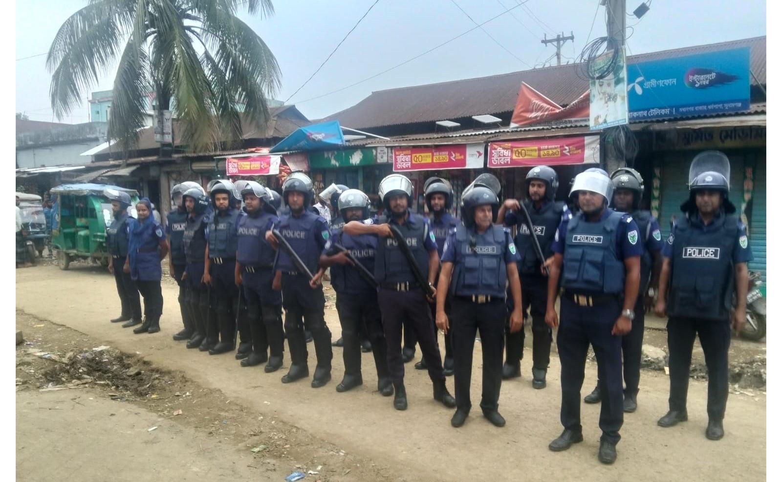 আইনের প্রতি জনগণের বিশ্বাস বৃদ্ধির লক্ষ্যে মধ্যনগর বাজারে পুলিশের মহড়া