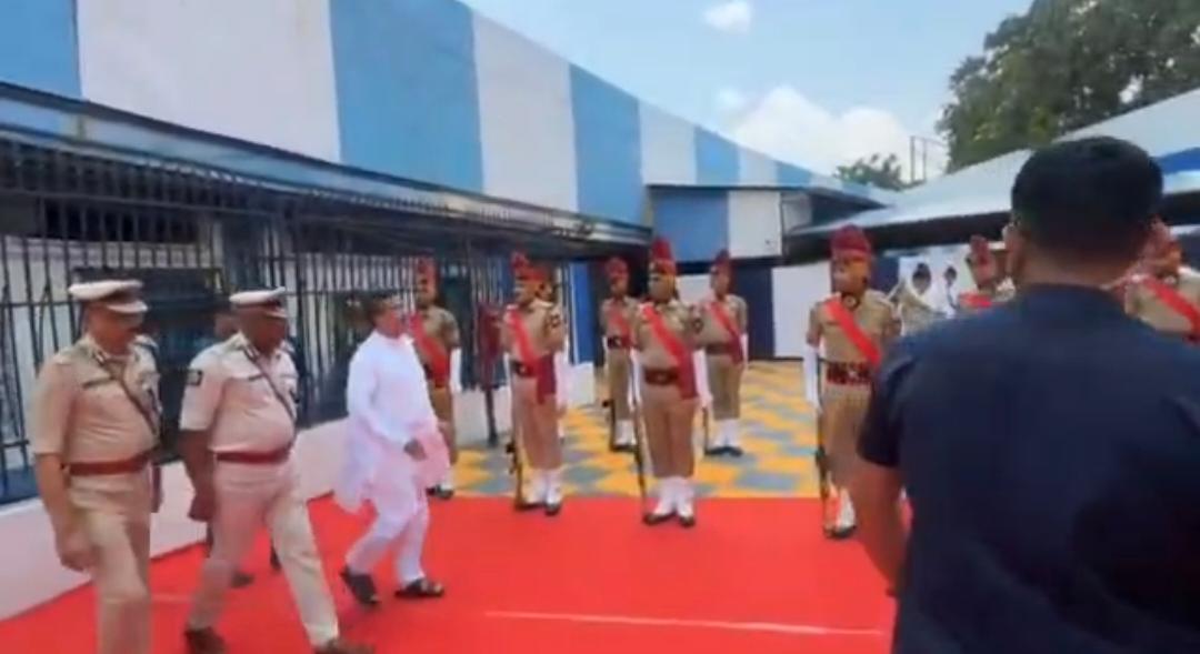 নবনির্বাচিত মুখ্যমন্ত্রী শুভেন্দু অধিকারীকে নবান্নে গান অফ স্যালুট দিয়ে সম্বর্ধনা 