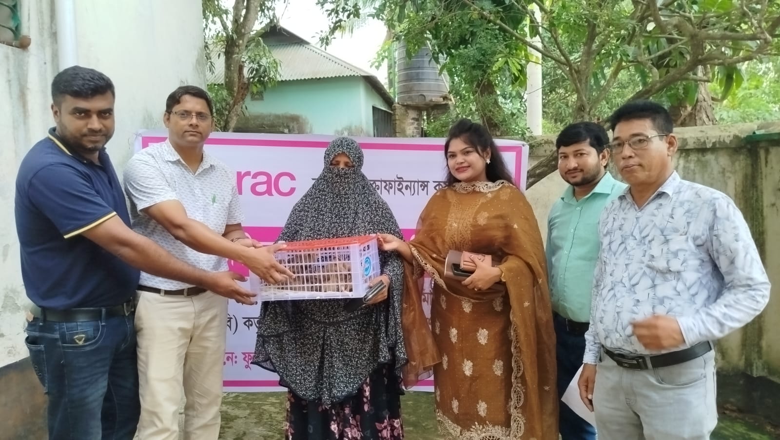 কালিয়াকৈরে ব্র্যাকের উদ্যোগে দরিদ্র পরিবারের মাঝে হাঁসের বাচ্চা বিতরণ