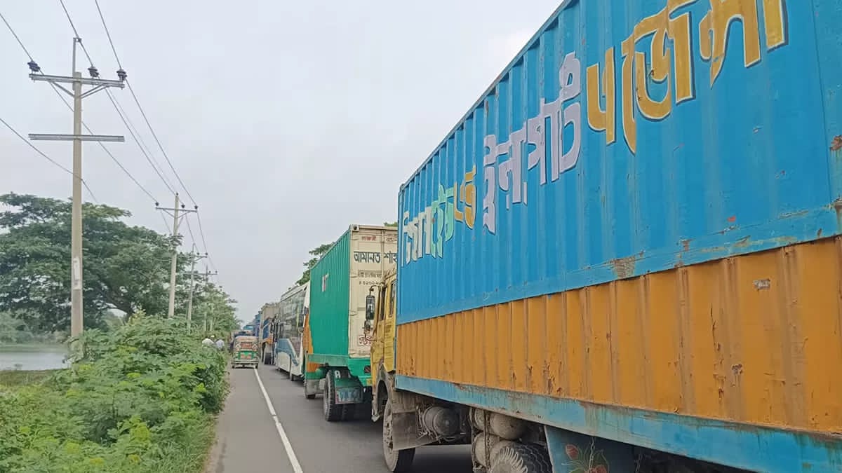 ঈদযাত্রার চাপ বাড়তেই ঢাকা-চট্টগ্রাম মহাসড়কে কুমিল্লা অংশে দীর্ঘ যানজট, দুর্ভোগে হাজারো যাত্রী