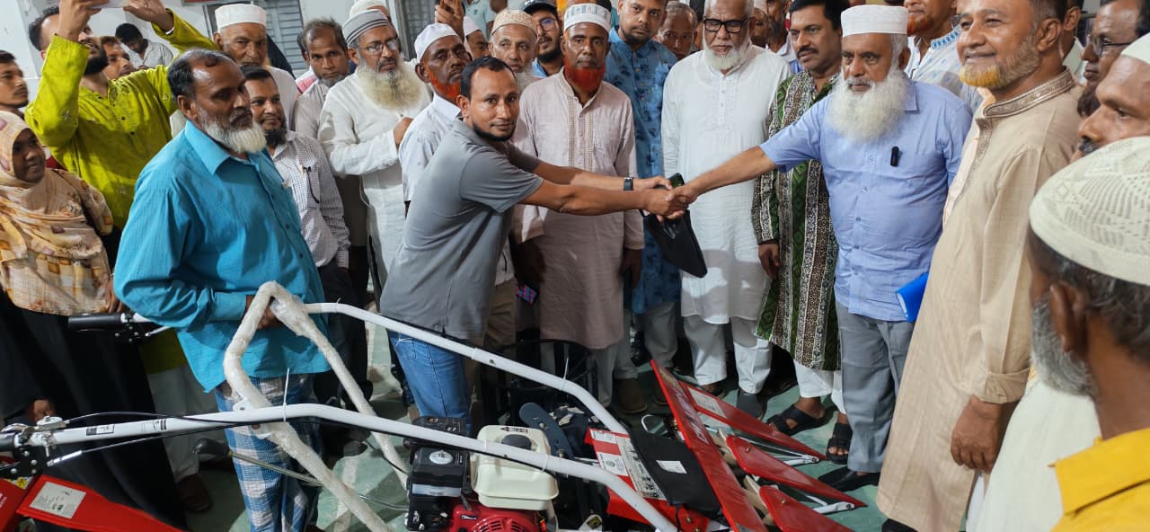 কুমিল্লায় ২৪০ জন কৃষকদের মাঝে আধুনিক কৃষিযন্ত্র বিতরণ