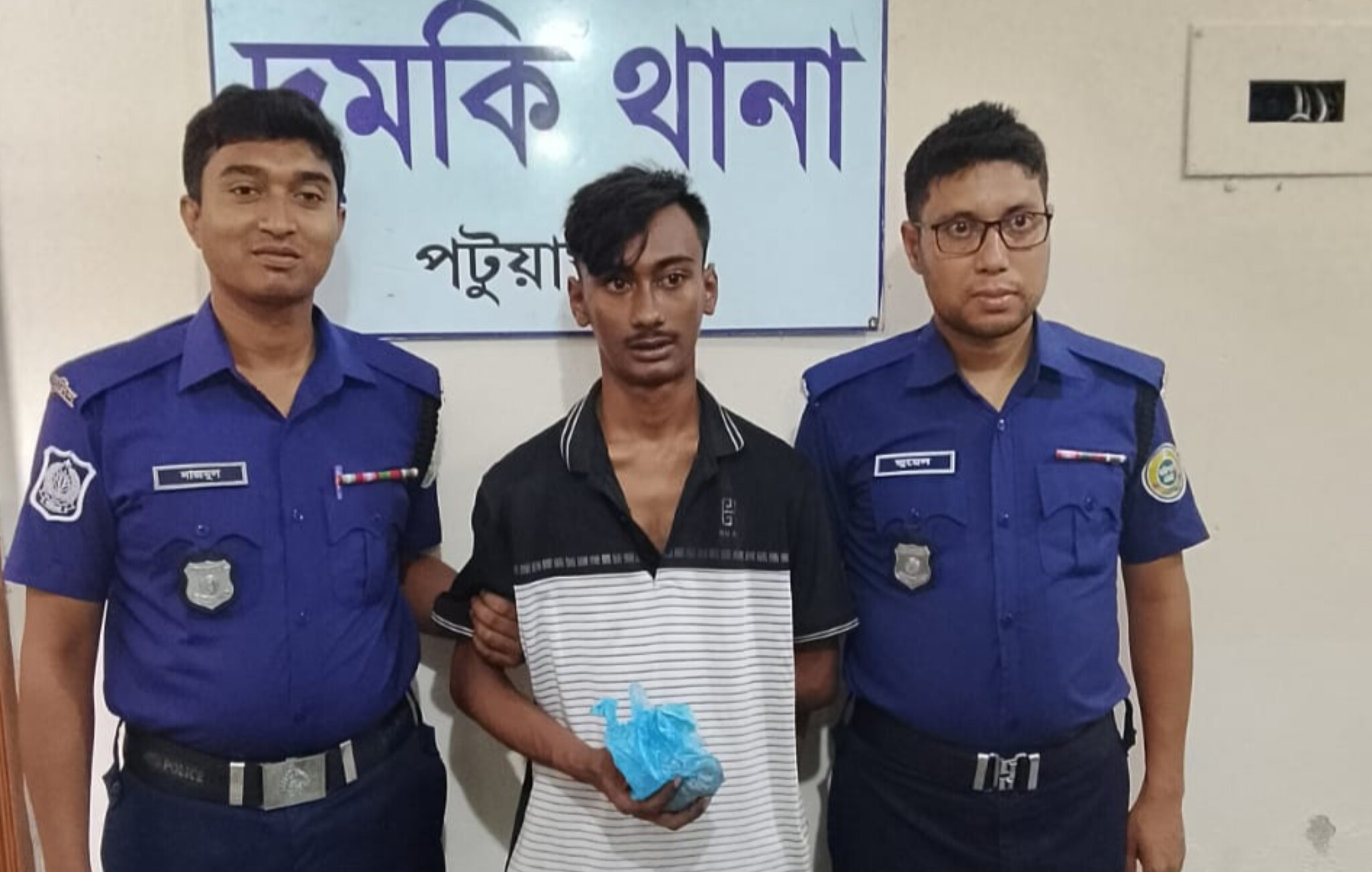 দুমকিতে মাদক কারবারী’র সদস্য গ্রেপ্তার
