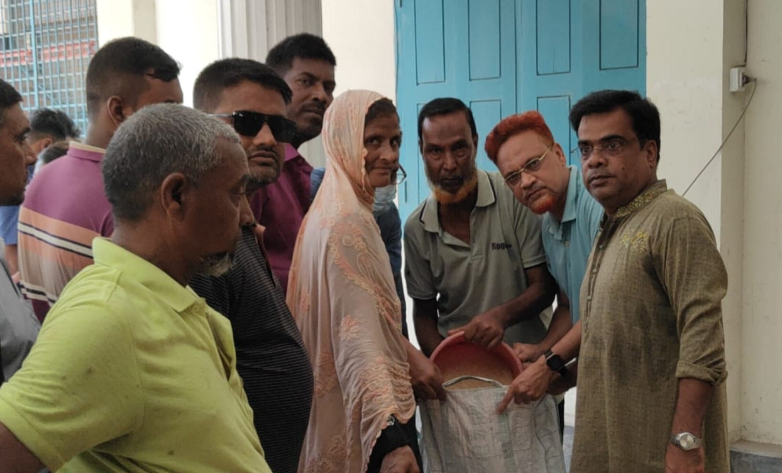 চাঁপাইনবাবগঞ্জ পৌরসভায় ঈদুল আজহা উপলক্ষে বিনামূল্যে ভিজিএফ চাল বিতরণ শুরু