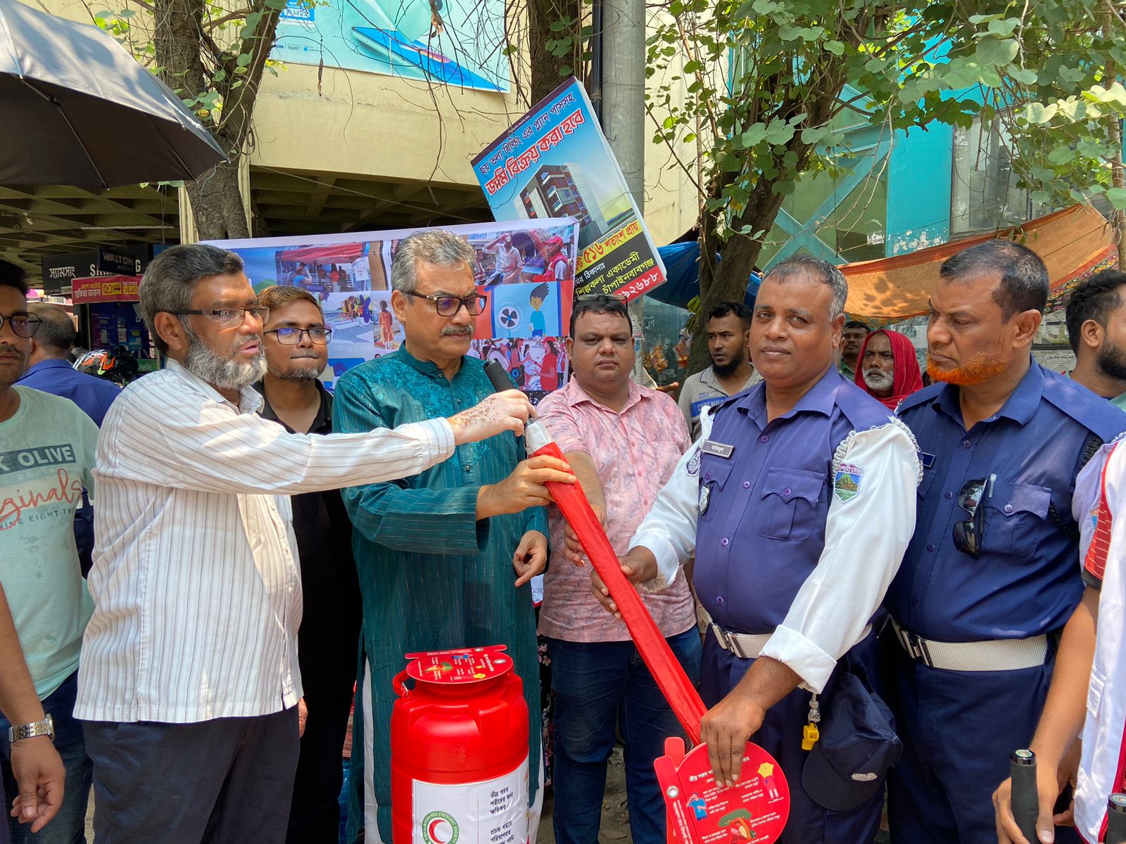চাঁপাইনবাবগঞ্জে রেড ক্রিসেন্ট সোসাইটির পথচারীদের পানি, ছাতা ও হাতপাখা বিতরণ 