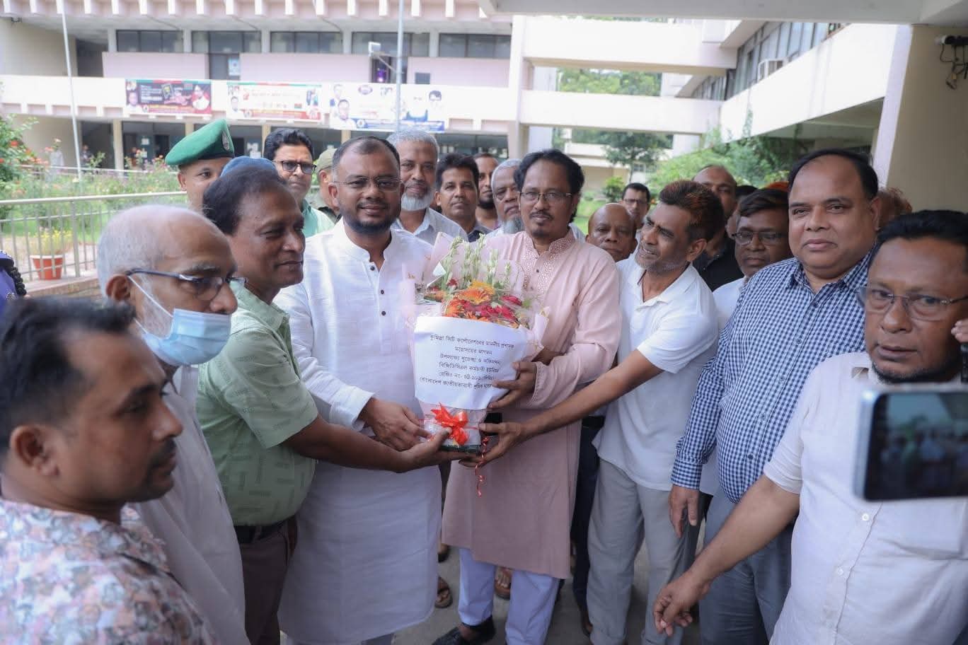 কুমিল্লা সিটি কর্পোরেশনের প্রশাসককে বাখরাবাদ গ্যাস কর্মচারী ইউনিয়নের ফুলেল শুভেচ্ছা
