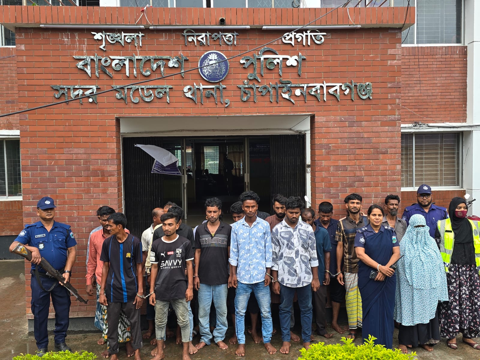 চাঁপাইনবাবগঞ্জে পুলিশের বিশেষ অভিযানে ২১ জন গ্রেপ্তার, ইয়াবা-গাঁজা ও চোলাই মদ উদ্ধার