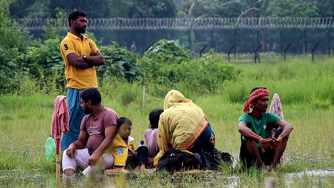 ৩৮ ঘণ্টা খোলা আকাশের নিচে নারী শিশু সহ ১০ জন, সমাধান মেলেনি পতাকা বৈঠকেও