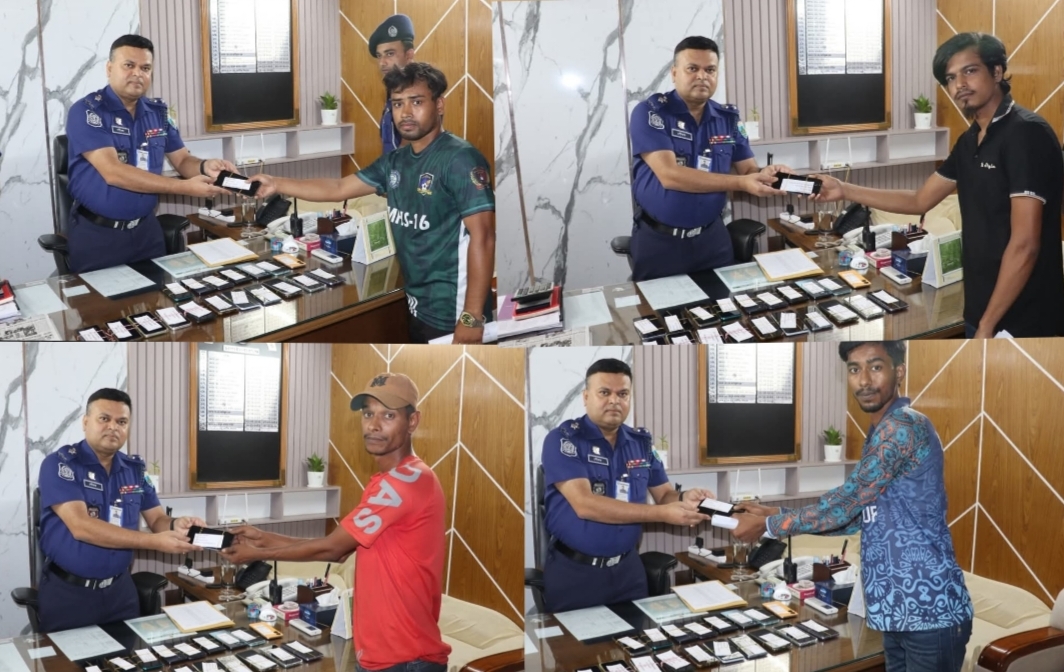হারানো ২৩টি মোবাইল উদ্ধার, মালিকদের হাতে তুলে দিলেন পুলিশ সুপার 