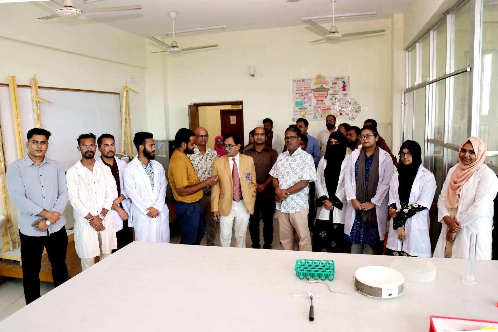 মাভাবিপ্রবির এফটিএনএস বিভাগের গবেষণাগার পরিদর্শনে উপাচার্য