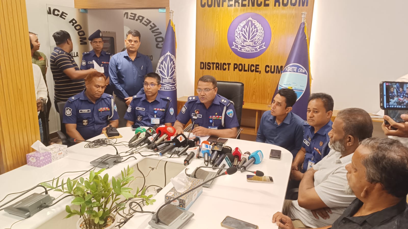 পুলিশের ওপর হামলা ও গাড়ি ভাঙচুরের ঘটনায় ১৯ জন গ্রেফতার 