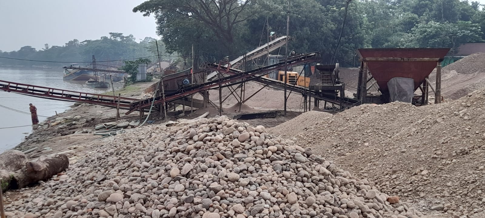 উত্তর সুরমায় অবৈধ বালু-পাথরের ট্রলি ও পিকআপ চলাচল, ১ বছরে ১০ কোটি টাকার সড়ক নষ্ট 