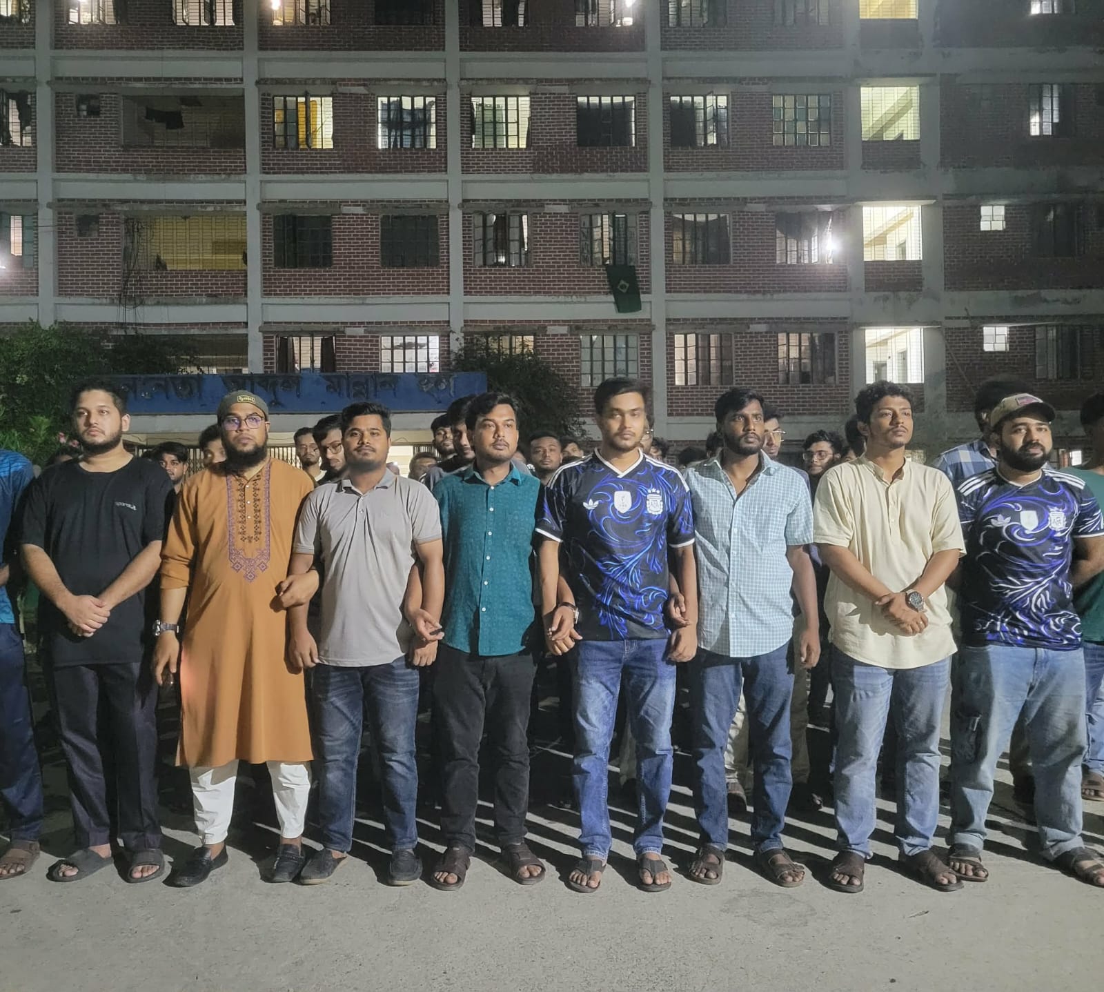 শিবিরের বিরুদ্ধে মাভাবিপ্রবি ছাত্রদলের বিক্ষোভ