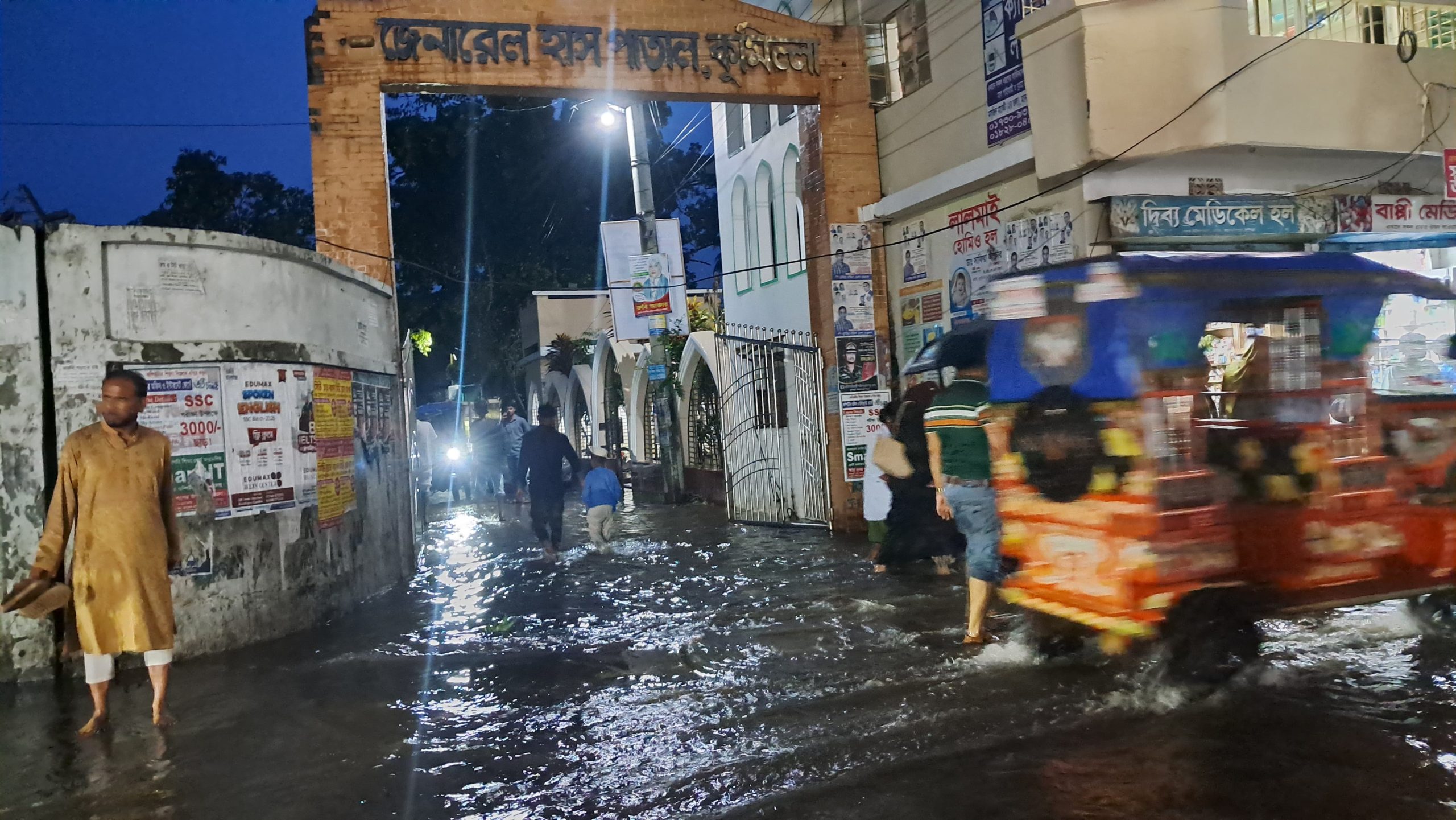 টানা বৃষ্টিতে পানিতে ভাসছে কুমিল্লা নগরী, জলাবদ্ধতায় জনজীবন বিপর্যস্ত