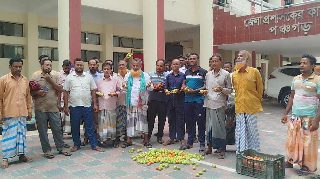ভারতীয় এলসিতে টমেটো আমদানি বন্ধের দাবিতে বিক্ষোভ
