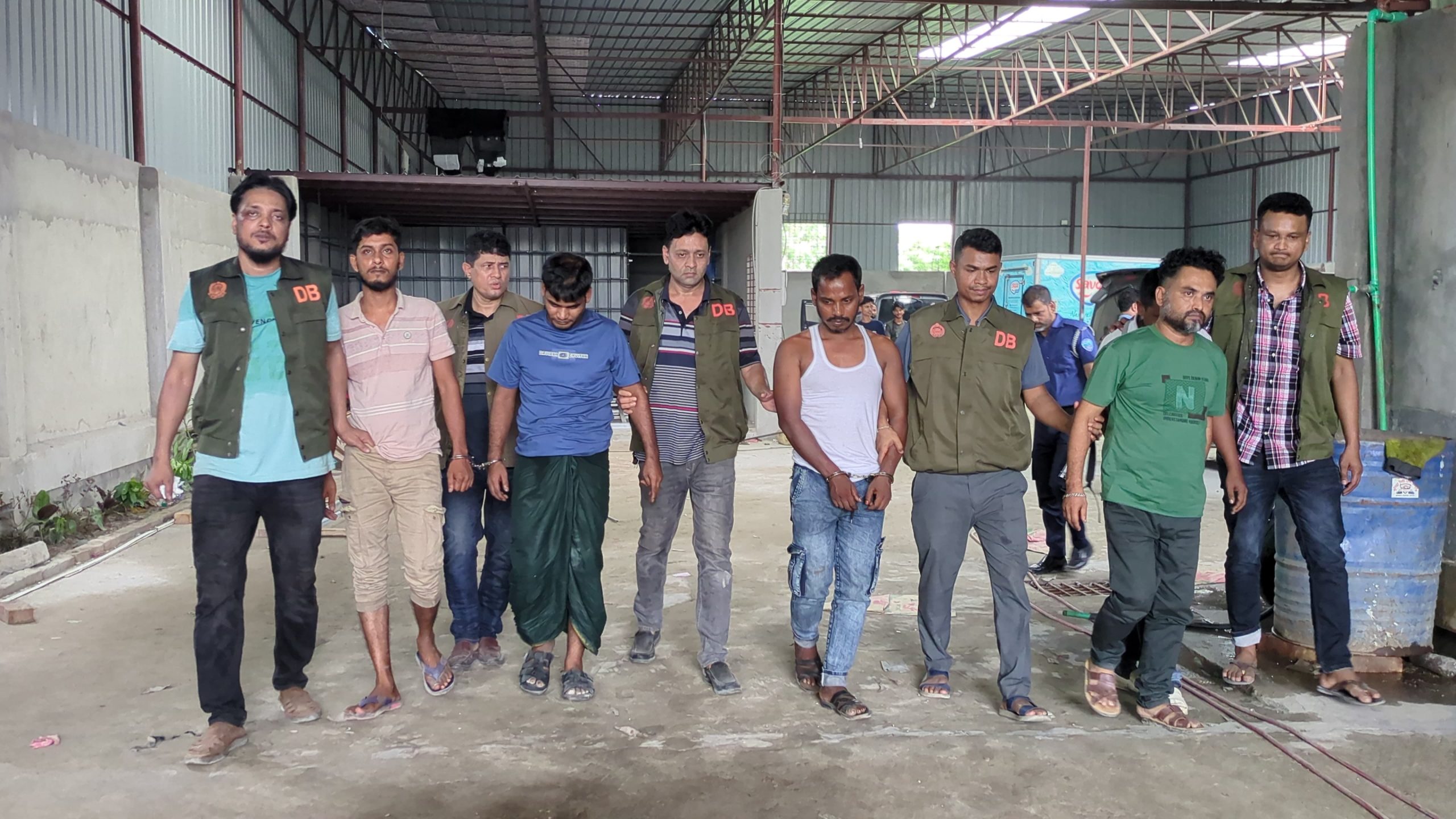 লবণের বস্তার আড়ালে ১ লাখ ৬০ হাজার ইয়াবা