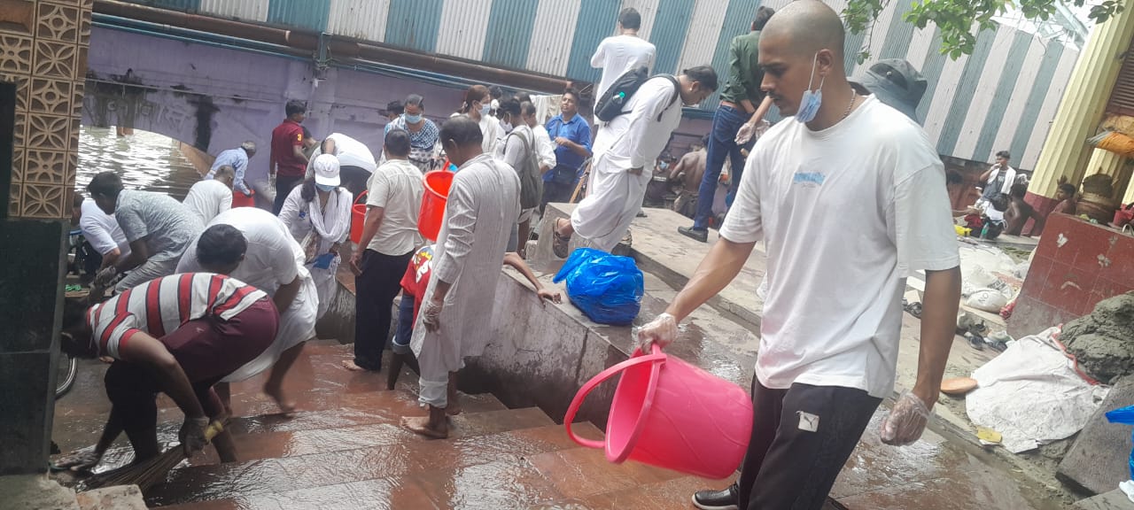 কলকাতা ইসকনের উদ্যোগে বাবুঘাট গঙ্গা তীর পরিষ্কার ও পরিচ্ছন্নতার অভিযান