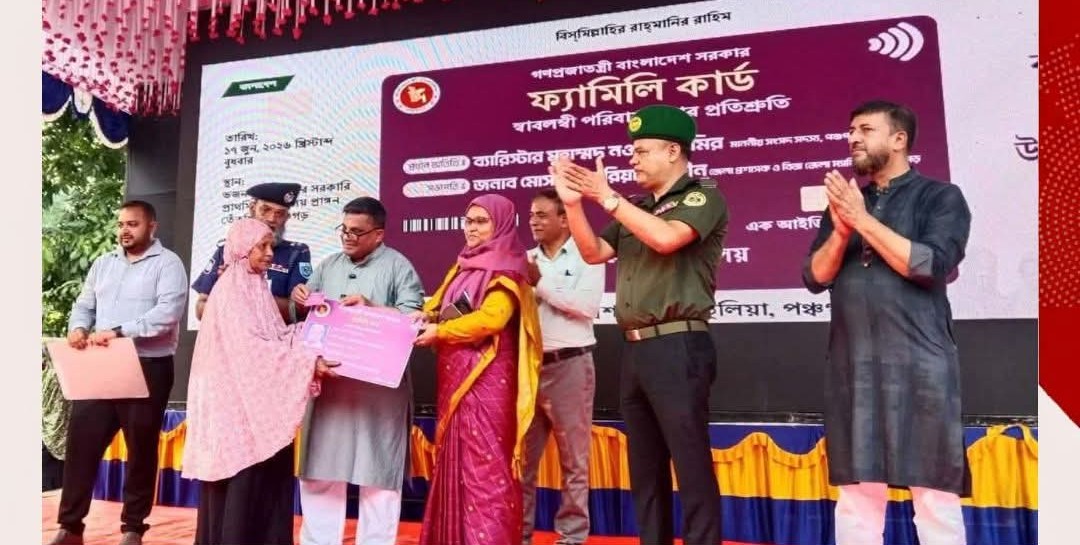 তেঁতুলিয়ায় ৪৭৭ নারীর হাতে ফ্যামিলি কার্ড ও গাছের চারা তুলে দিলেন ব্যারিস্টার নওশাদ জমির 