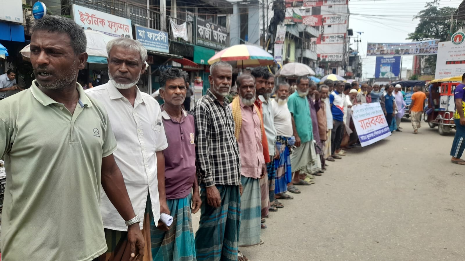 সুনামগঞ্জে ক্ষতিগ্রস্ত কৃষকদের তালিকায় অনিয়ম ও স্বজন প্রীতির প্রতিবাদে ক্ষতিগ্রস্ত কৃষকদের মানববন্ধন 