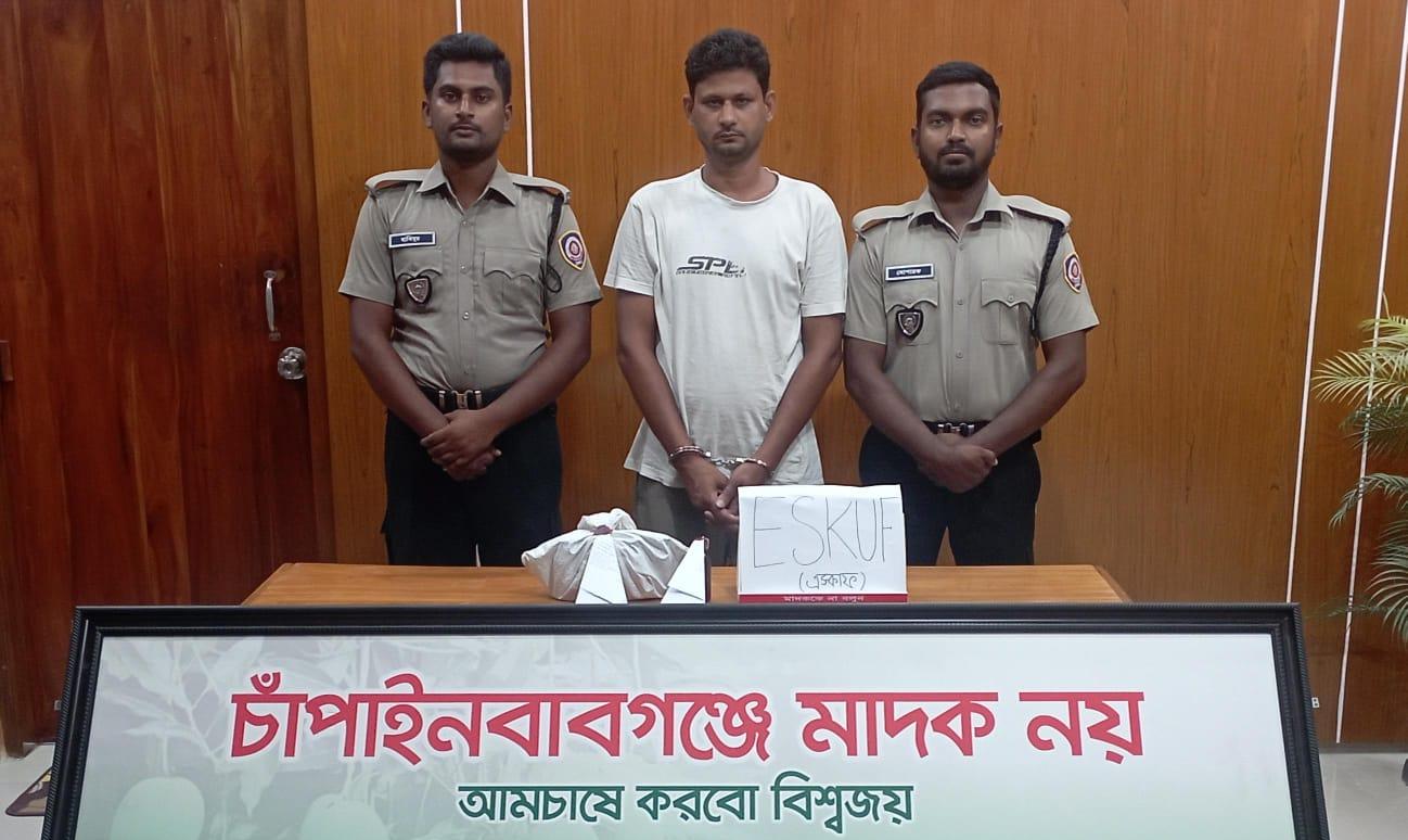 নাচোলে ডিএনসির অভিযানে এস্কাফ সিরাপসহ গ্রেফতার ১