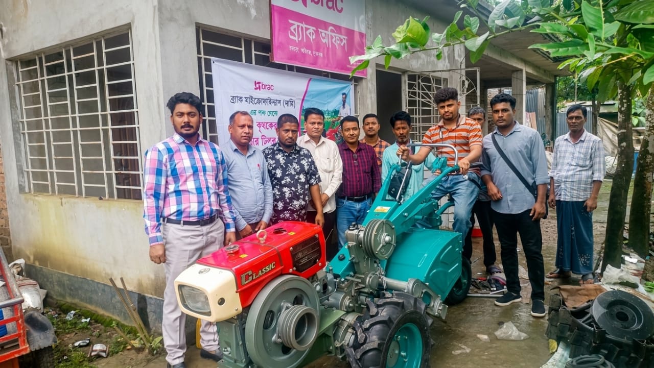 শান্তিগঞ্জে ব্র্যাকের উদ্যোগে সহজ কিস্তিতে পাওয়ার টিলার বিতরণ