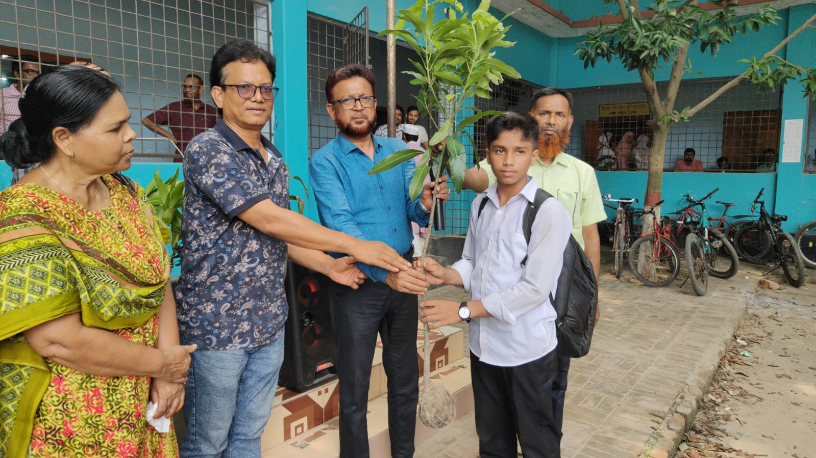 ব্র্যাকের উদ্যোগে চাঁপাইনবাবগঞ্জে ১৩ হাজারের বেশি গাছের চারা বিতরণ কর্মসূচি 
