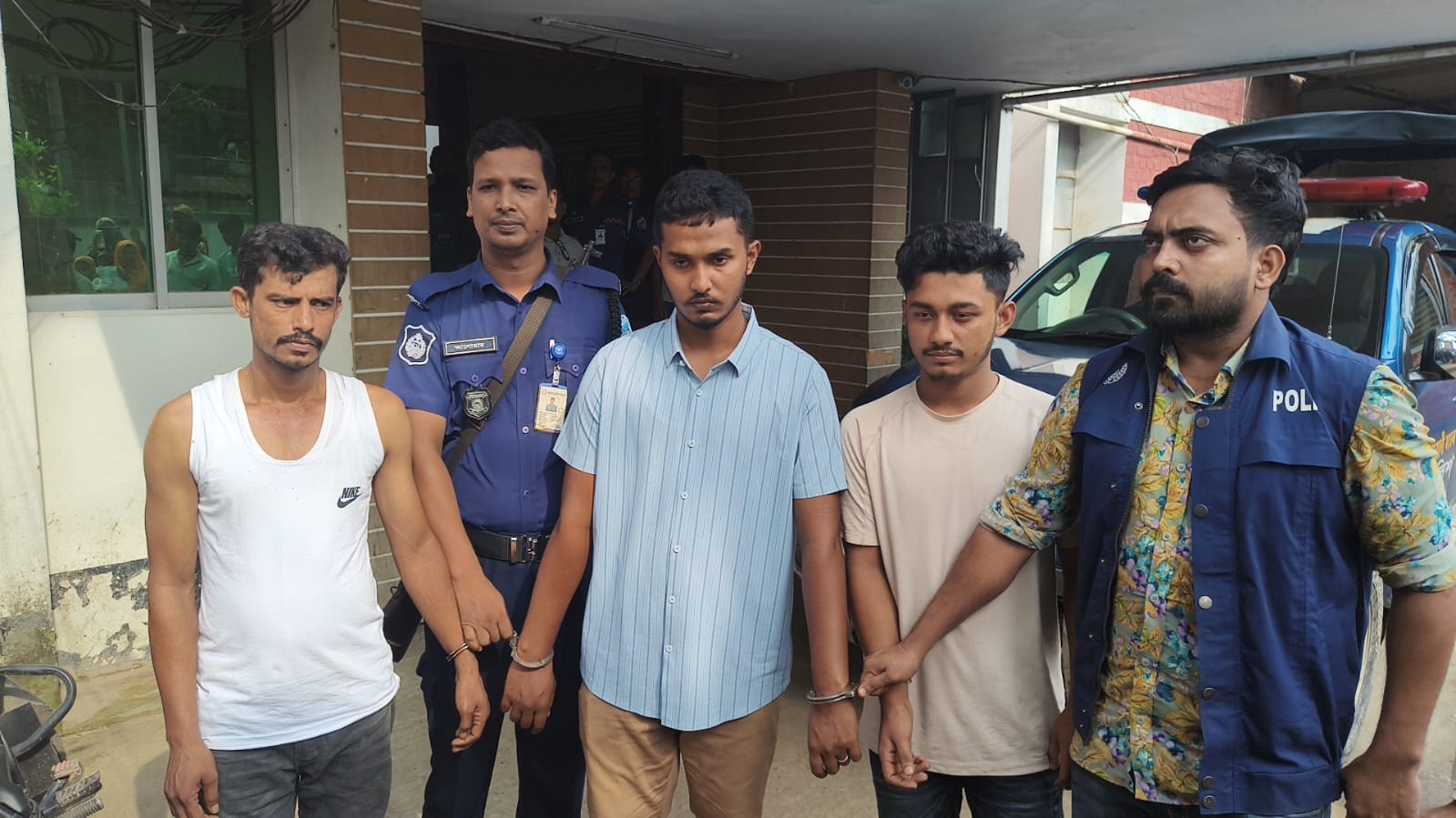 কুমিল্লায় স্কুলছাত্র গুলিবিদ্ধ : বিদেশি পিস্তল ও গুলিসহ গ্রেফতার ৪