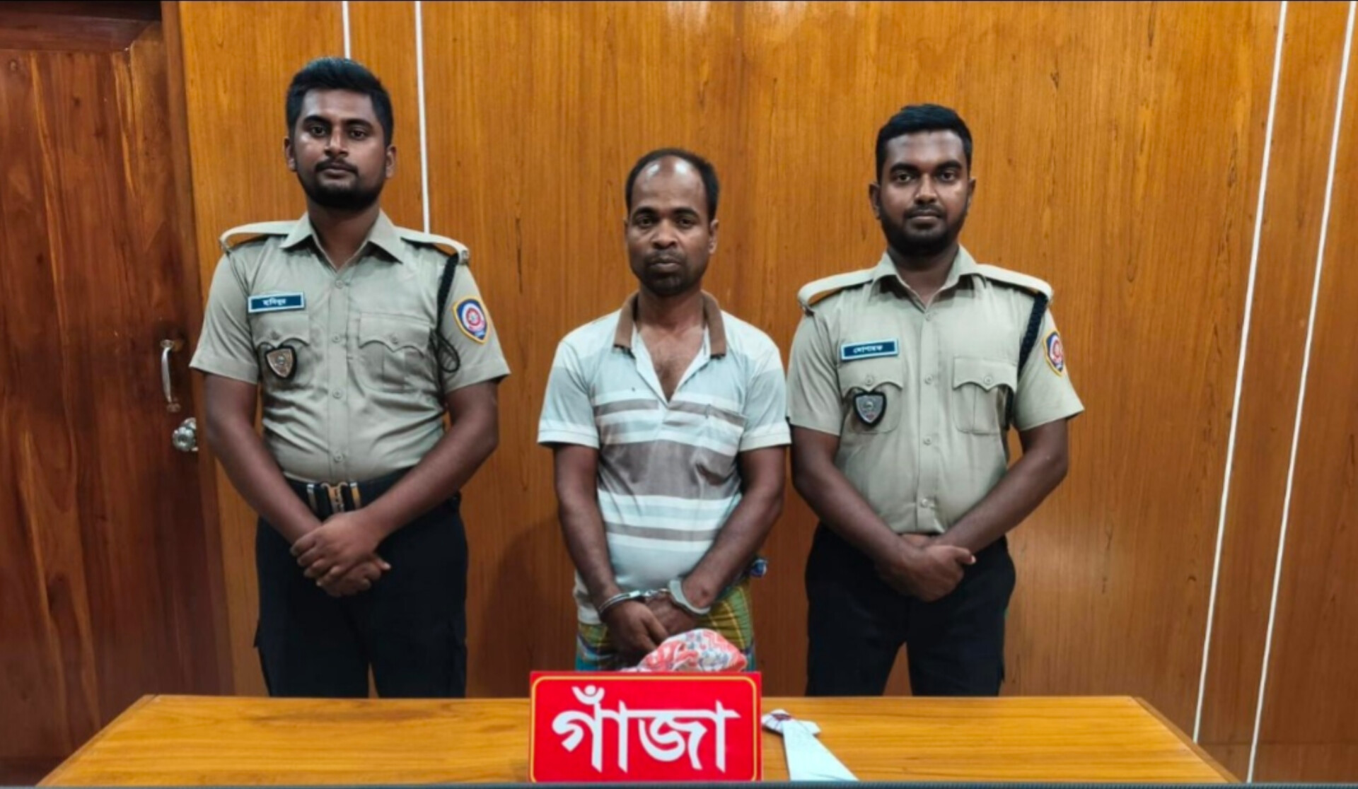 গোমস্তাপুরে ডিএনসির অভিযানে গাঁজাসহ আটক ১