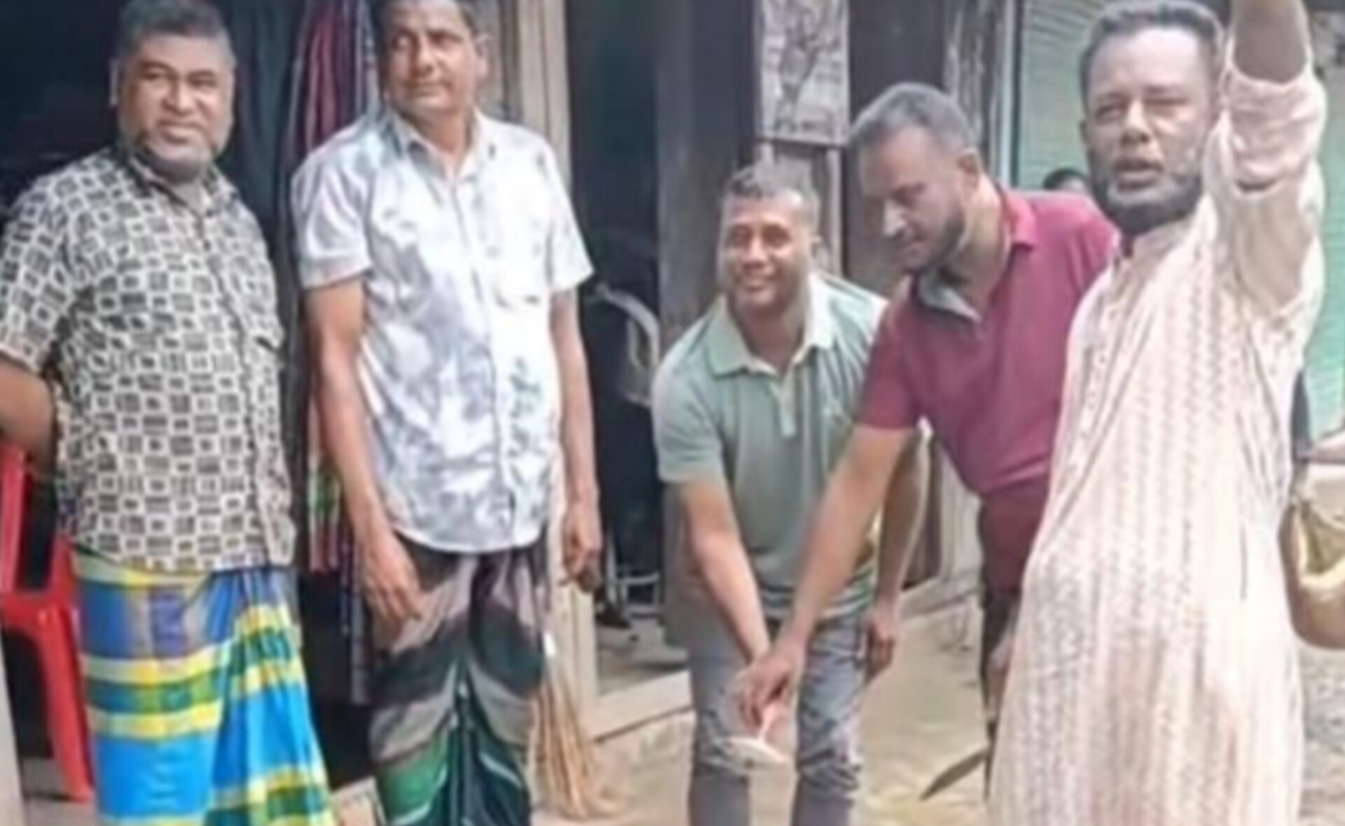 লাউড়েরগড় বাজার বণিক সমিতির উদোগে সড়ক নির্মাণ