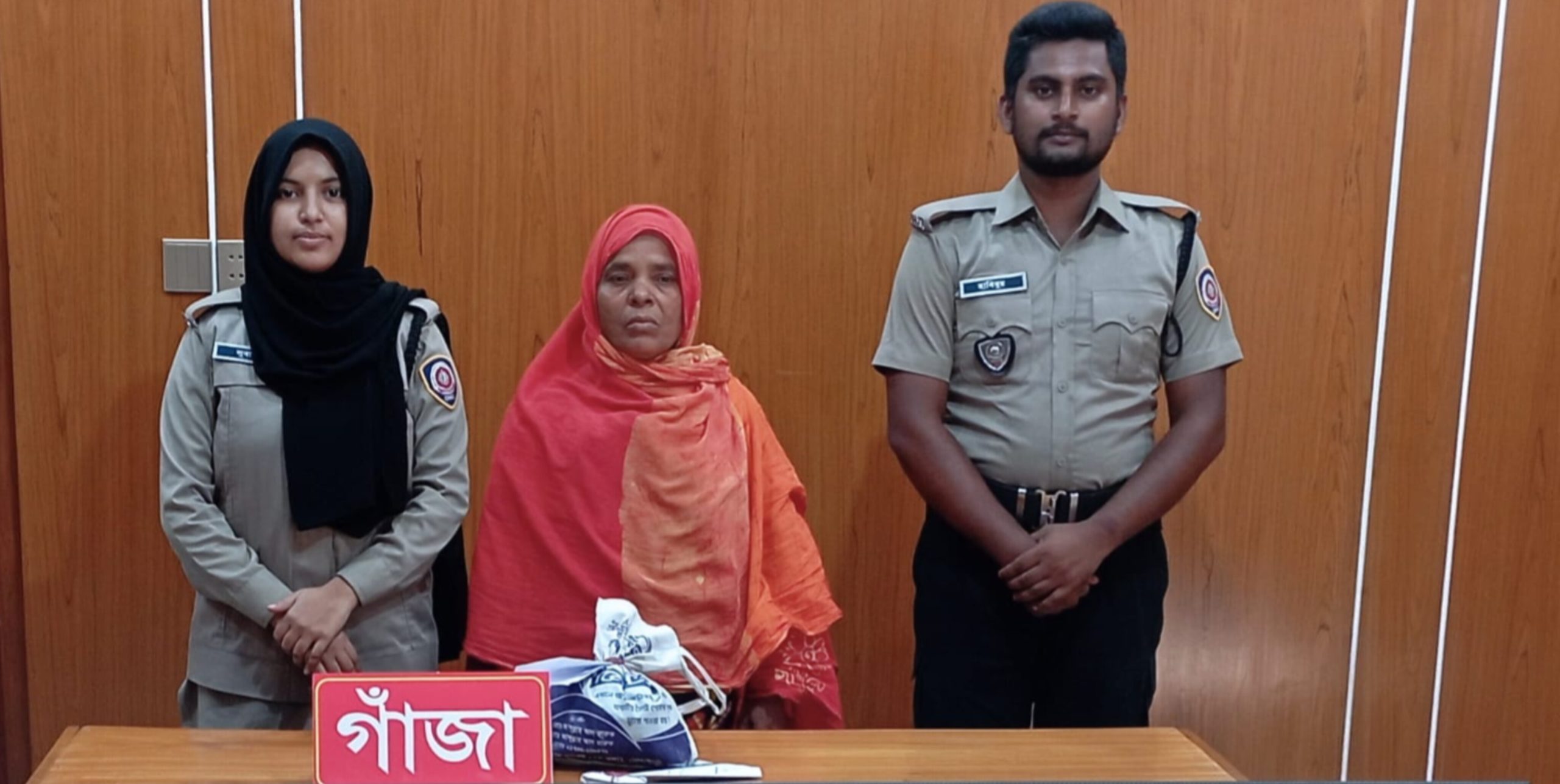 চাঁপাইনবাবগঞ্জে ডিএনসির অভিযানে ৪০০ গ্রাম গাঁজাসহ নারী গ্রেফতার