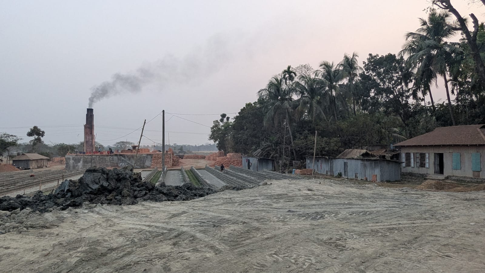 ইট ভাটার বিষাক্ত ধোঁয়ায়, বিপন্ন জনজীবন, হুমকিতে পরিবেশ! 
