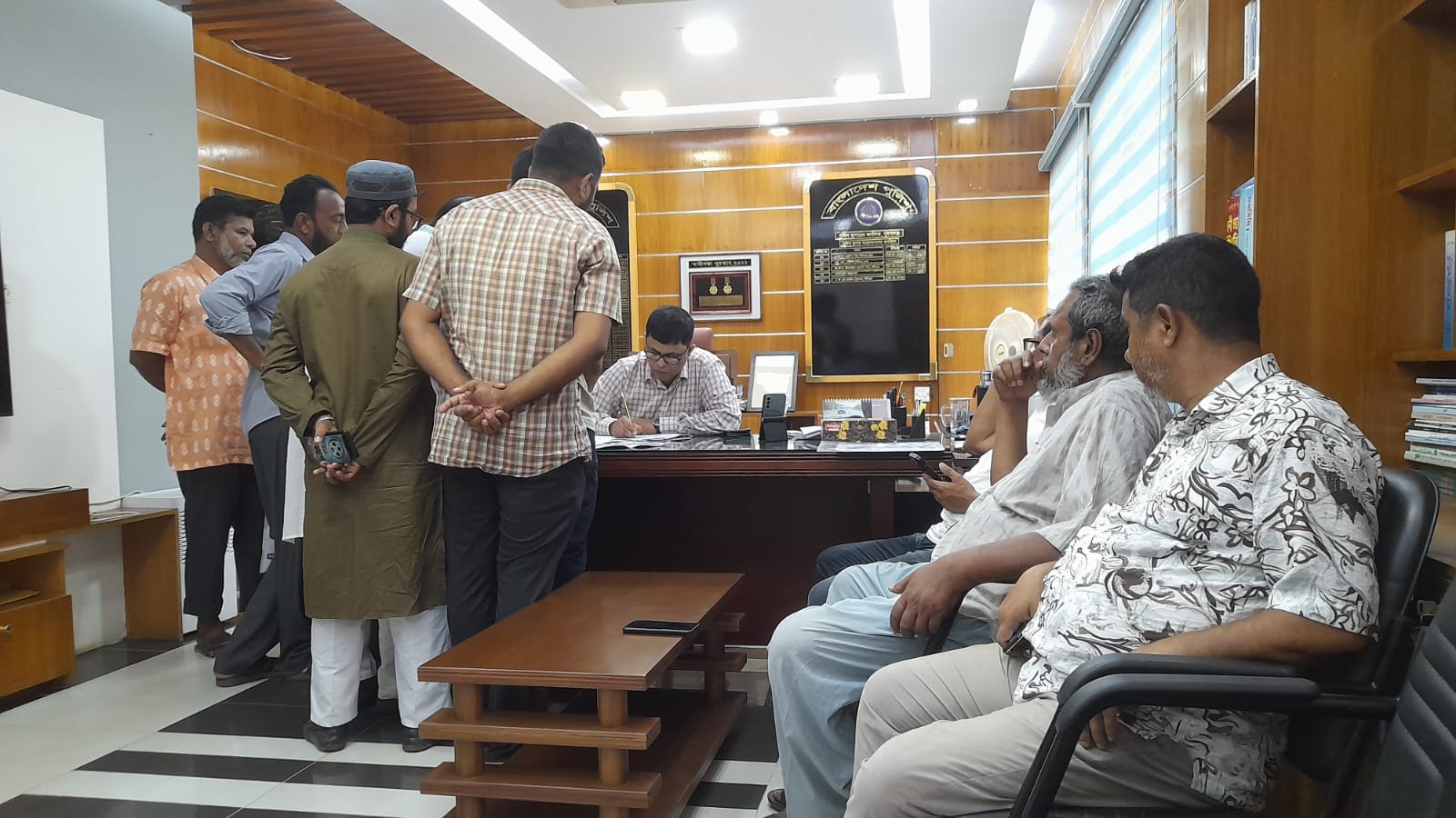 সরকার নির্ধারিত হারের চেয়ে ৩-৪ গুণ বেশি টোল আদায়ের অভিযোগ; এসপি বরাবরে স্মারকলিপি
