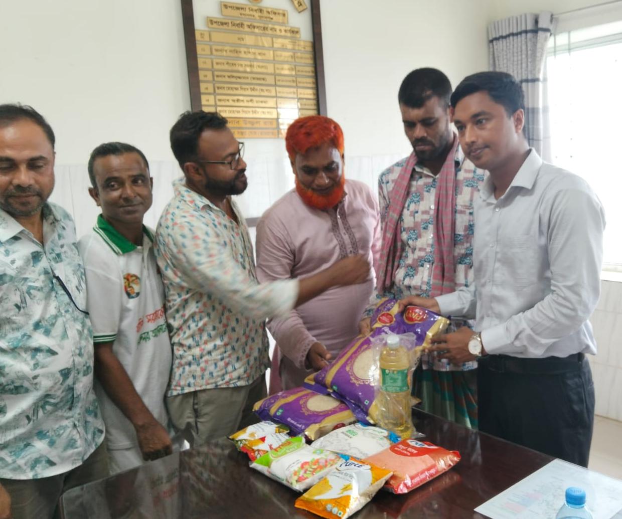মধ্যনগরে সড়ক দুর্ঘটনায় আহত মহাদেব মজুমদারকে ইউএনওর সহায়তার আশ্বাস