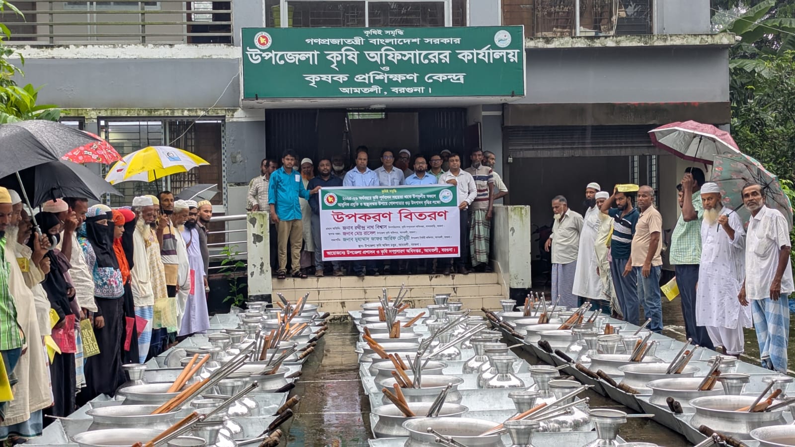 উপকূলের ৬০ কৃষক পেলেন গোলপাতার গুড় তৈরির সরঞ্জাম