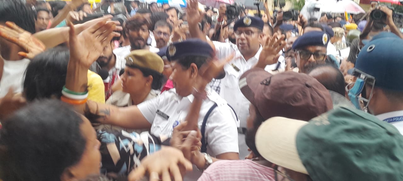 তৃণমূলের প্রতিবাদ মিছিলে সহিত বিজেপি কর্মীদের সংঘর্ষ