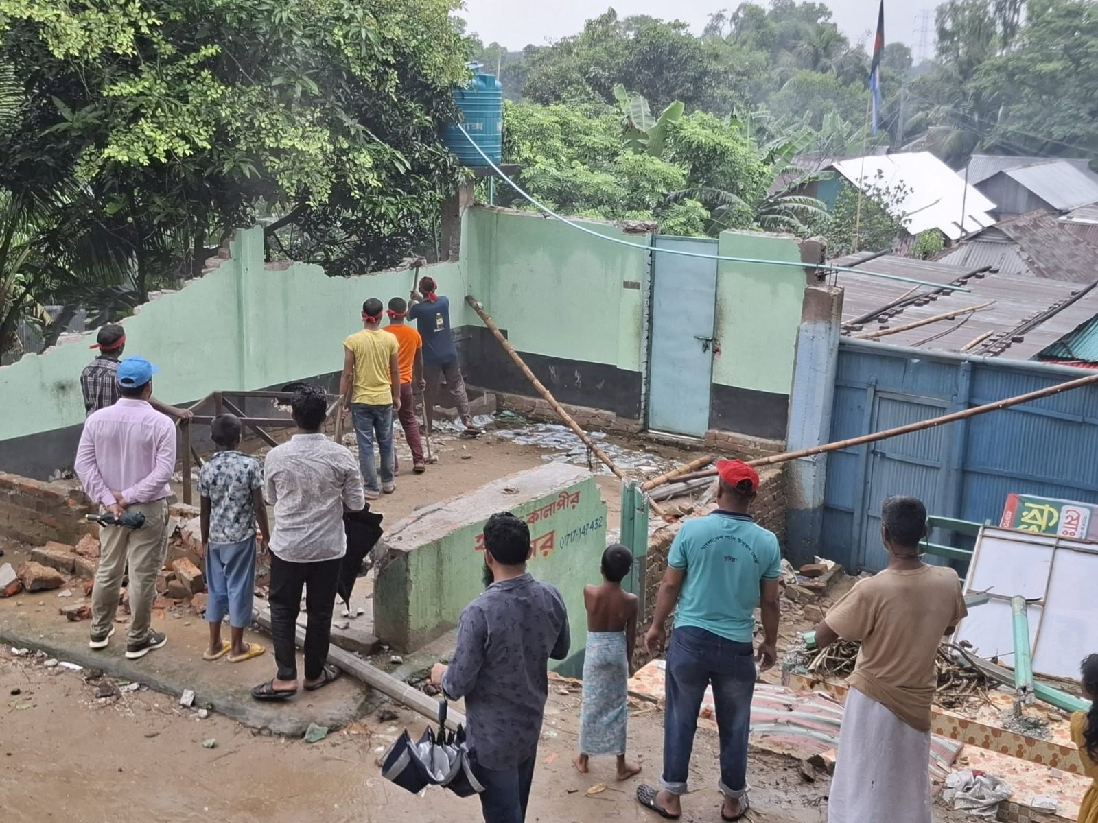 কুমিল্লায় গোমতীর দুই পাড়ে শতাধিক অবৈধ স্থাপনা অপসারণ