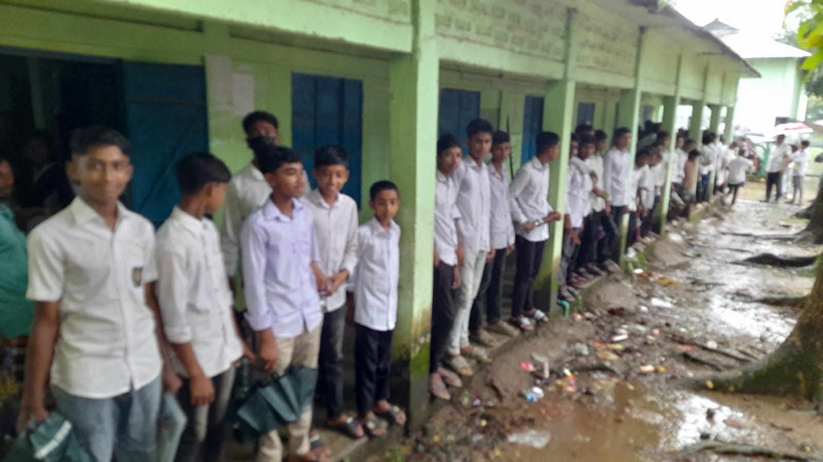 প্রধান শিক্ষকের কক্ষে তালা : ভোগান্তিতে পরীক্ষার্থীরা,  বিক্ষোভ ও প্রতিবাদ সভা