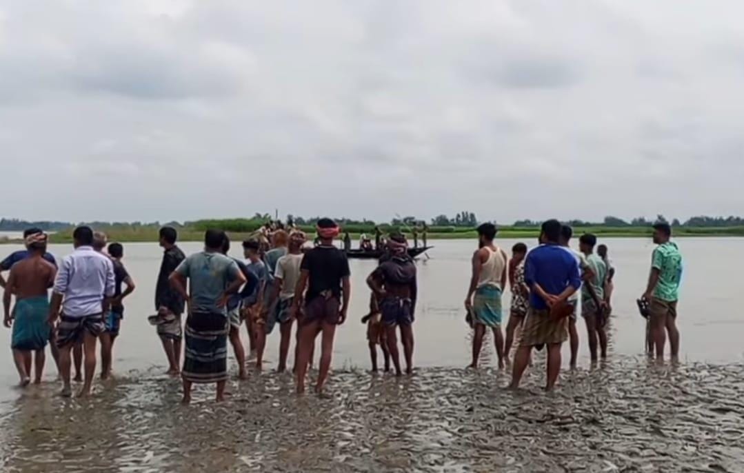 রাজিবপুরে বালু বোঝাই ট্রলার রুখে দিলেন এলাকাবাসী