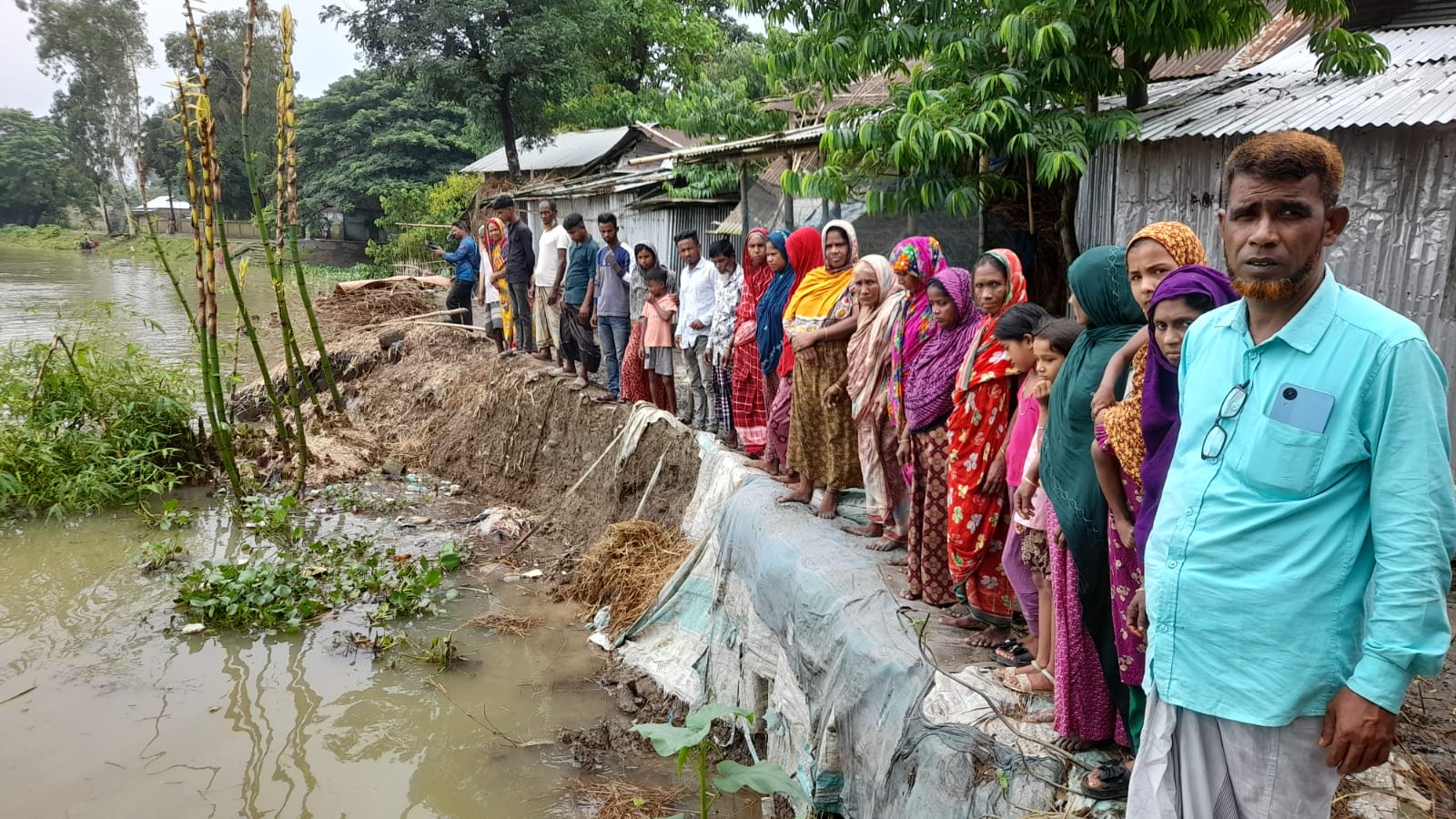 নদী ভাঙনের কবলে সুনামগঞ্জের বাক্ষ্মণগাঁও : ঝুঁকিপূর্ণ ৫০ পরিবারের মানববন্ধন
