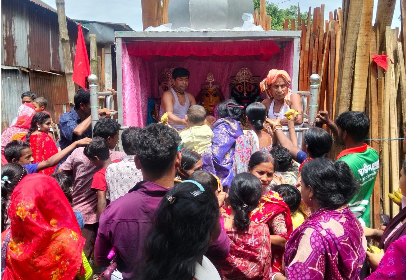 ধর্মীয় ভাবগাম্ভীর্যে মধ্যনগরে ৮২ গ্রাম সমন্বিত শ্রী শ্রী জগন্নাথ জিউর মন্দিরে রথযাত্রা উৎসব পালিত