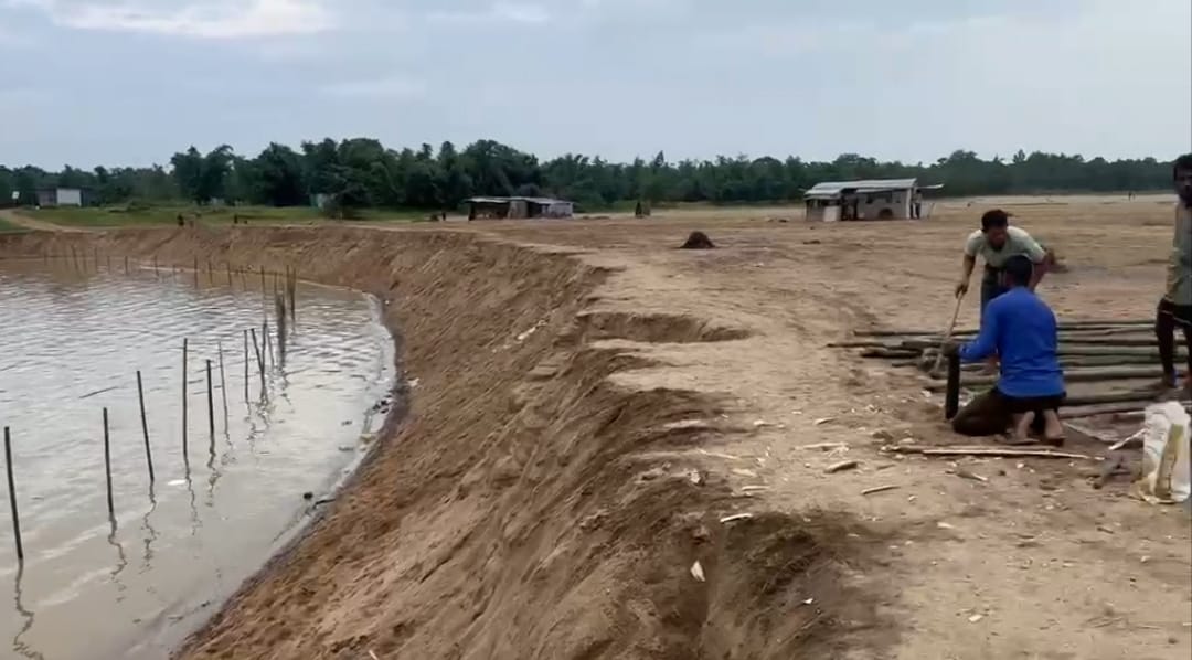 নদীর পাড় রক্ষা ও ঐতিহ্যবাহী শিমুল বাগান রক্ষার্থে অস্থায়ী পুলিশ ক্যাম্প 