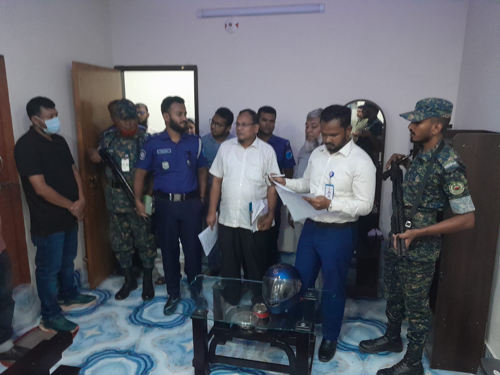 গোপালগঞ্জে দক্ষিণ বাংলা গেস্ট হাউজে অভিযানে অসামাজিক কার্যকলাপে মামলা ও জরিমানা