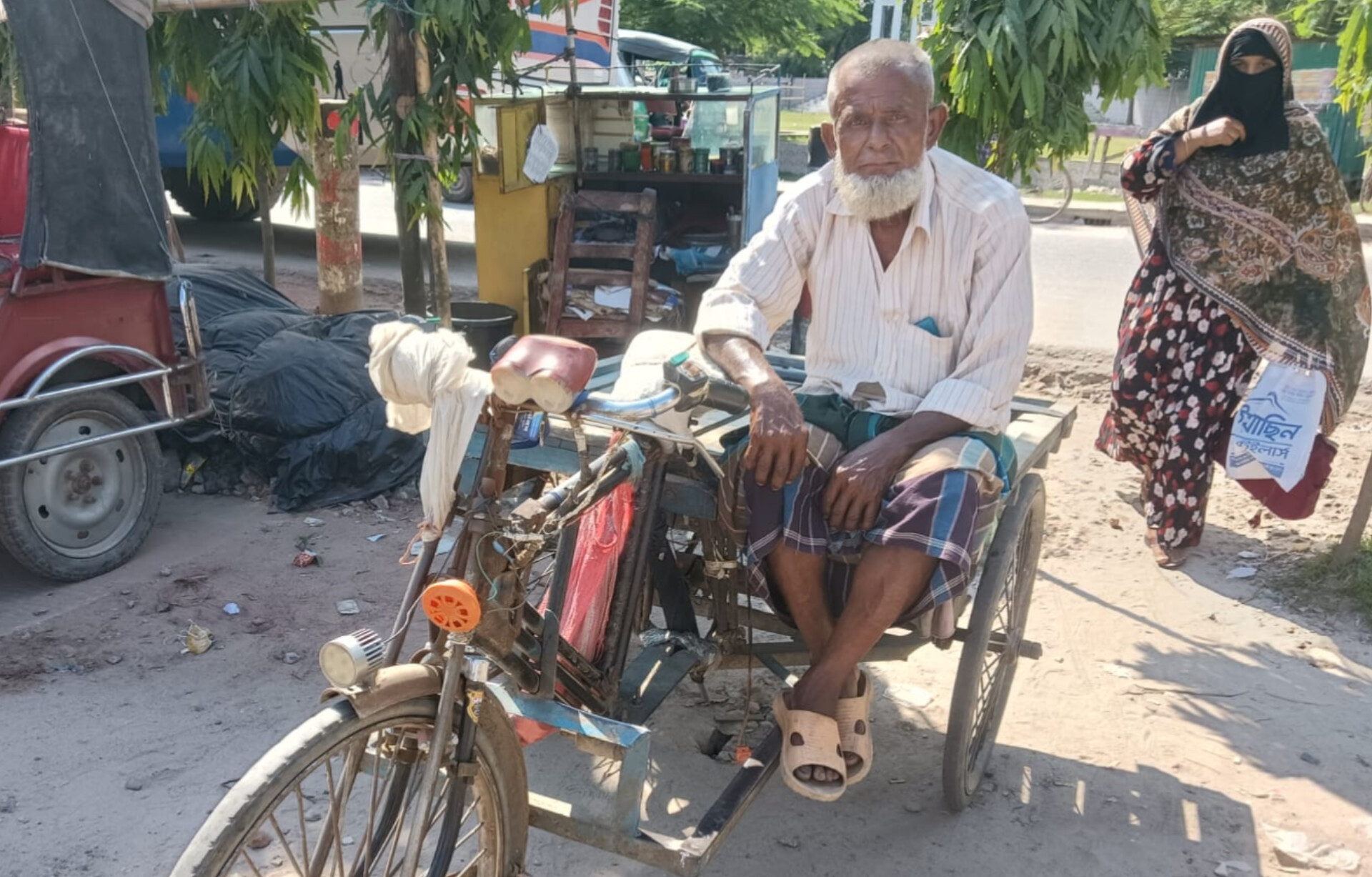 রোদ-ঝড়-বৃষ্টি নেই, পেটের দায়ে ভ্যান চালান ষাটোর্ধ রবিউল