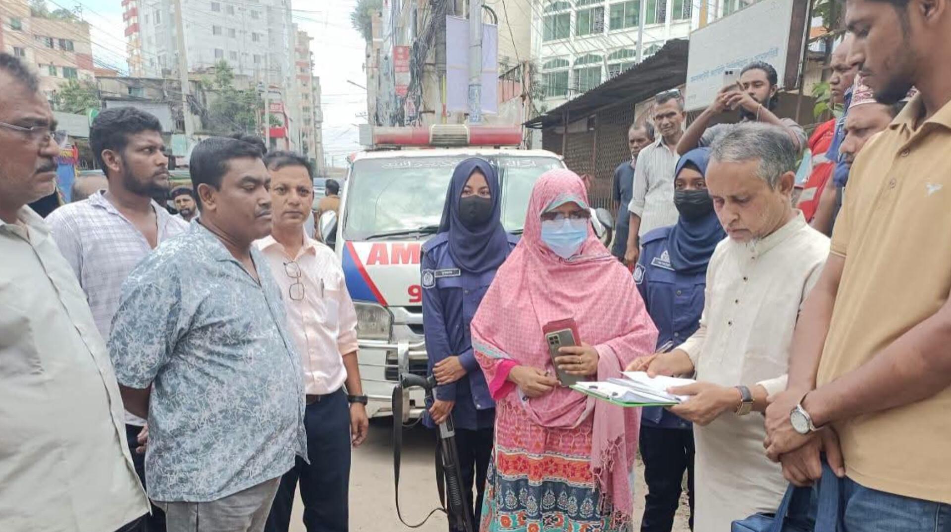 কুমিল্লা নগরীতে অবৈধ দখল ও যানজটের বিরুদ্ধে অভিযানে ২ জনকে জরিমানা 