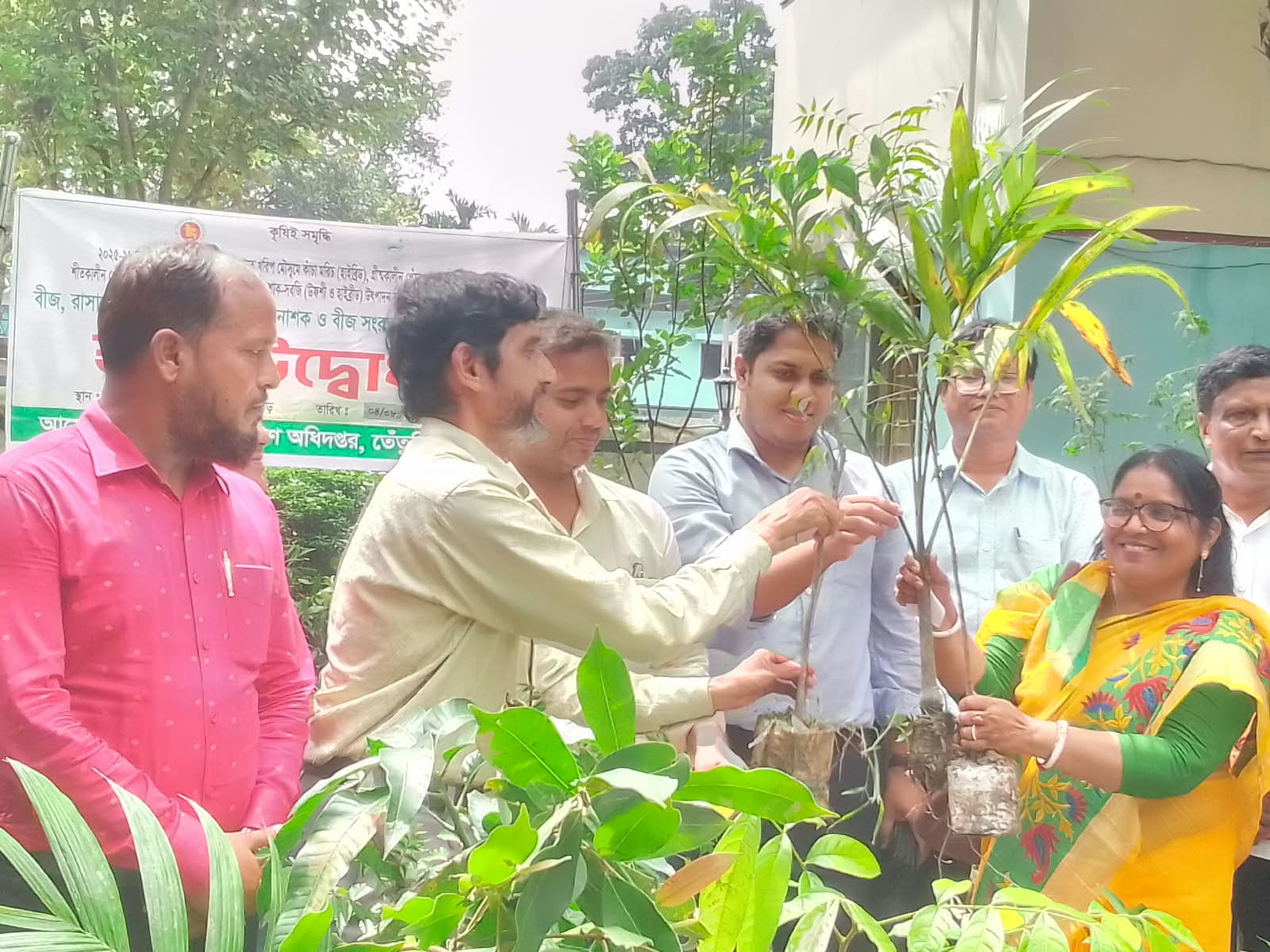 তেঁতুলিয়ায় শিক্ষা প্রতিষ্ঠানে শিক্ষার্থীদের মাঝে ফলদ, বনজ ও ঔষধি গাছের চারা বিতরনের শুভ উদ্ধোধন 