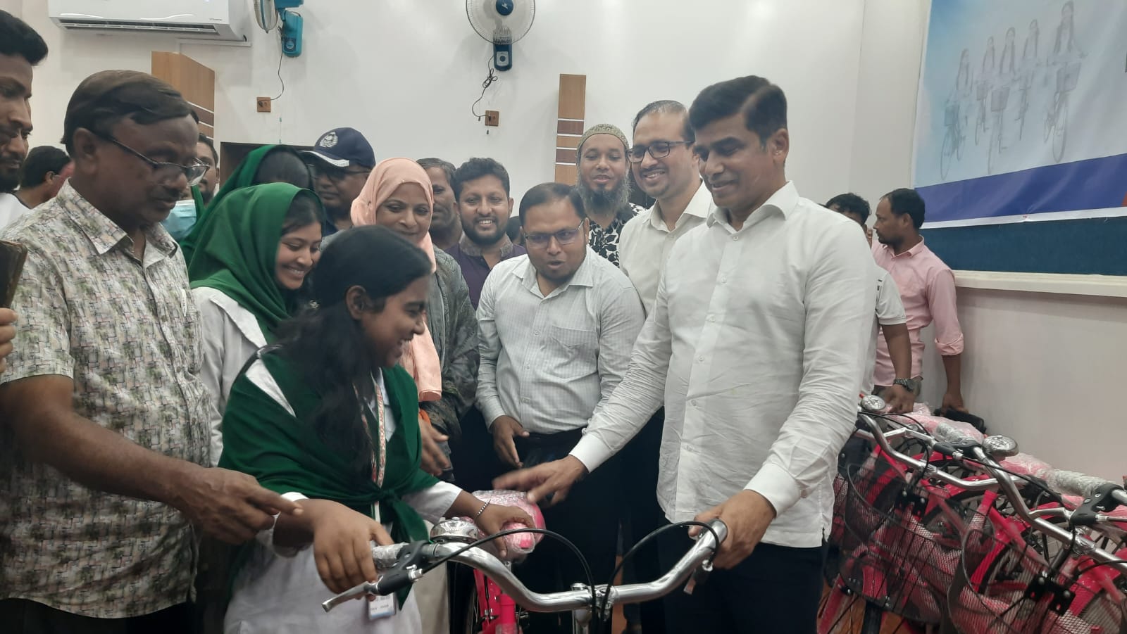 গ্রামীণ শিক্ষার্থীদের স্বপ্ন পূরণে পানিসম্পদ প্রতিমন্ত্রীর ২০ শিক্ষার্থীর মাঝে বাইসাইকেল বিতরণ
