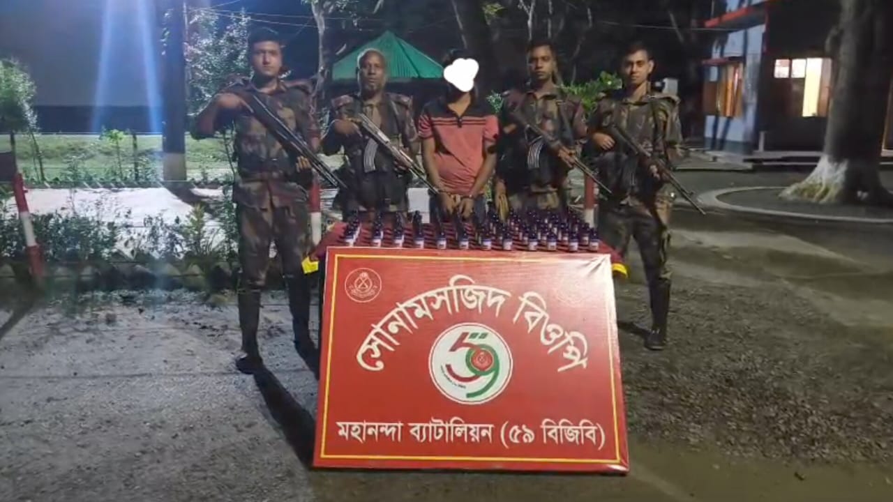 শিবগঞ্জে ৫৯ বিজিবি’র অভিযানে এসকাফ সিরাপসহ আটক ১