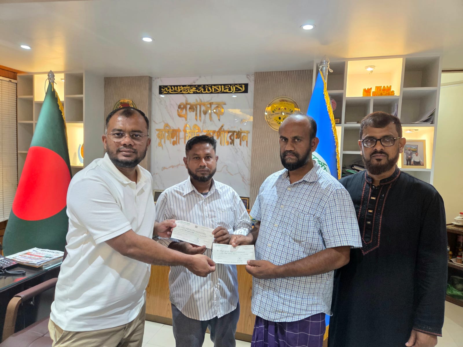অগ্নিকাণ্ডে ক্ষতিগ্রস্ত ব্যবসায়ীদের পাশে কুসিক, প্রতিশ্রুতি পূরণ করলেন প্রশাসক টিপু